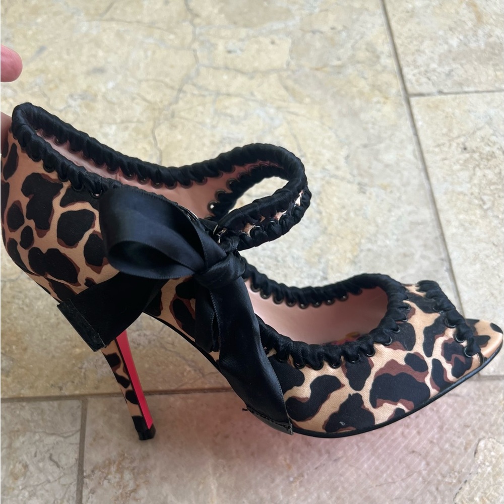 Cute Betsey Johnson heels. Adorable all wrapped up with a bow